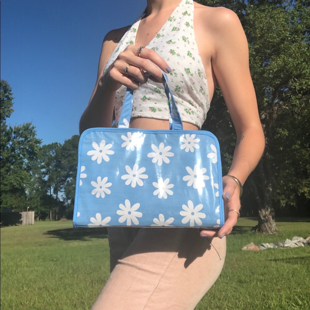 3/$30 Y2K Daisy Toiletry Holder - Picture 2 of 6